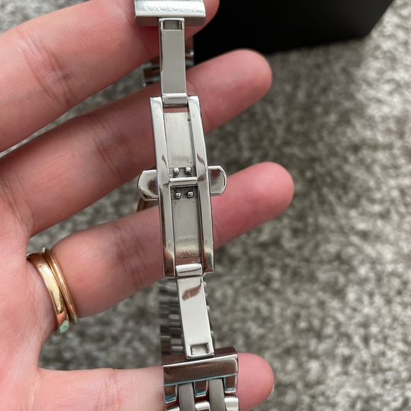 Gucci watch women’s. - Picture 7 of 11